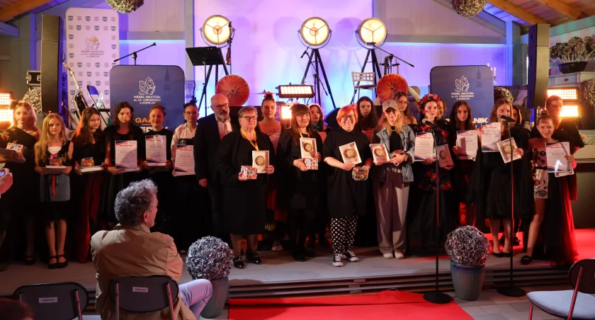 Gala „Między wierszami” w Łowiczu. Pokaz mody, nagrody dla czytelników i koncert zespołu Plateau (foto, film)