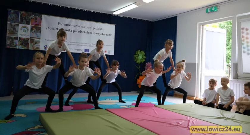 „Łowicka dwójka przedszkolem równych szans”. Przedszkole „Pod Tęczą” podsumowało projekt  (foto, film)