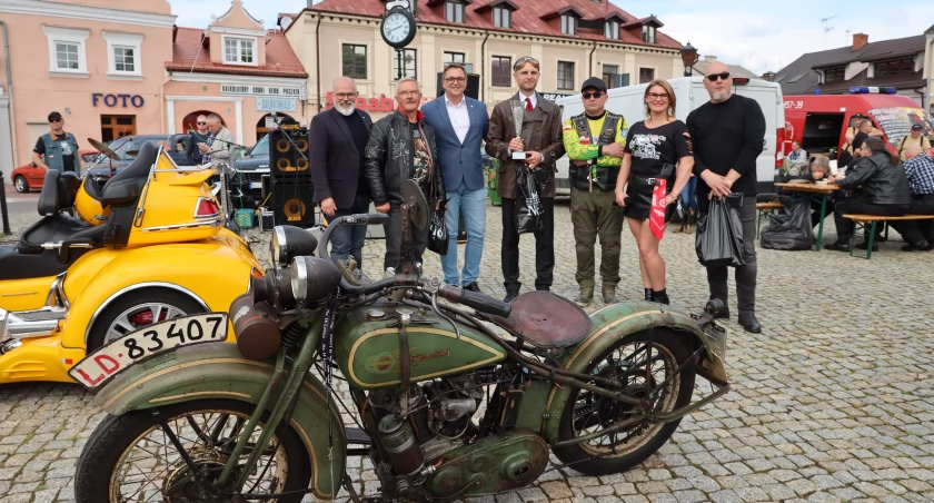 Łowicka Majówka Motocyklowa. Na Nowym Rynku w Łowiczu zaparkowało kilkaset motocykli (foto, film)