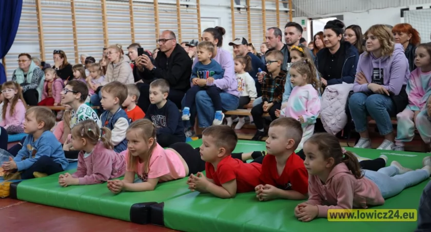 „Księżniczka Rosa i Klimek” zachwycili małych mieszkańców Bratkowic (foto)