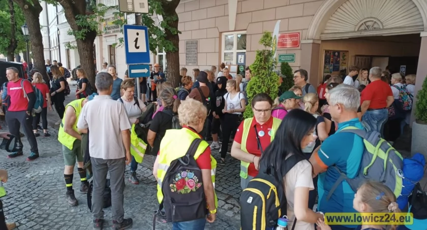 „W poszukiwaniu kwiatu paproci”. Ruszają zapisy na jubileuszową edycję Łowickiego Rajdu Nocnego