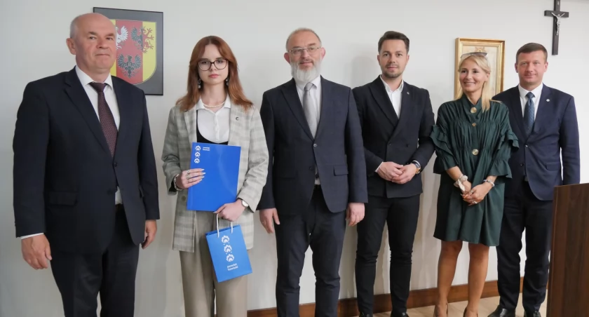 Zdolna młodzież z Łowicza wyróżniona przez władze powiatu (foto)