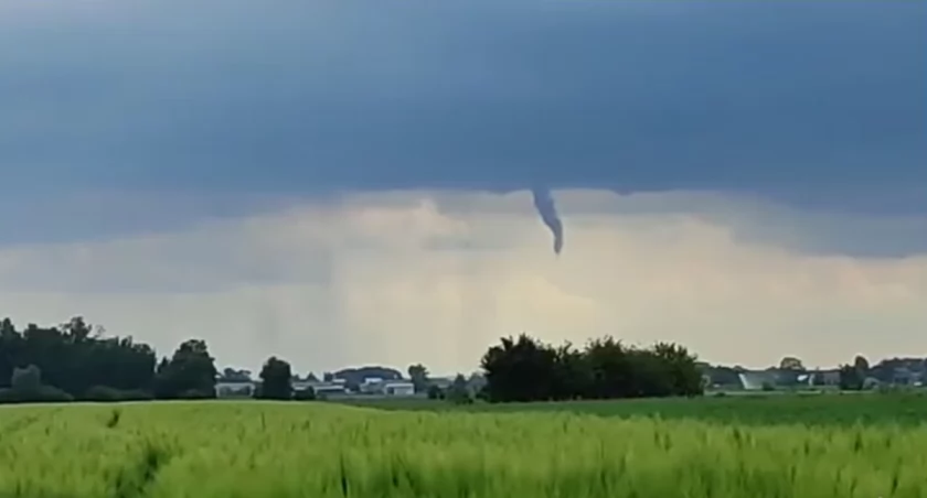 Ciekawe zjawisko atmosferyczne pod Łowiczem. Jest nagranie