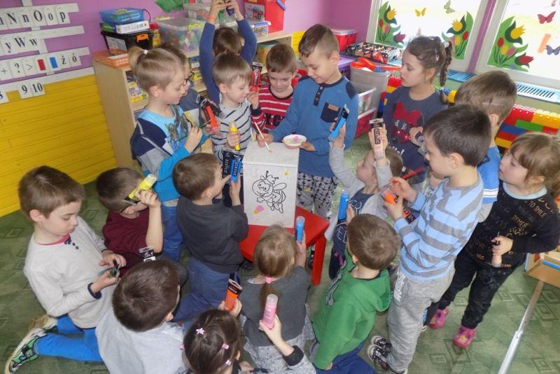 Przedszkolaki malują pszczele budki w ramach projektu „Pszczoła”