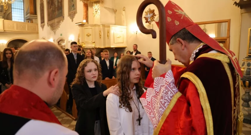  Młodzież z parafii Świętego Ducha w Łowiczu przyjęła sakrament bierzmowania (foto)