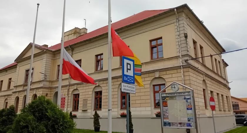 Powiat oddaje hołd burmistrzowi Kiernozi. Flagi opuszczone, imprezy wstrzymane (foto)