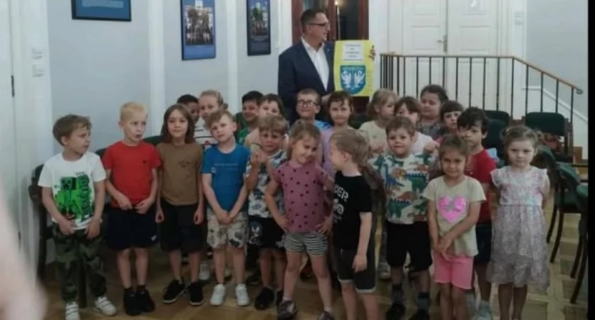 „Puchatki” w Ratuszu. Najmłodsi mieszkańcy Łowicza odwiedzili burmistrza (foto)