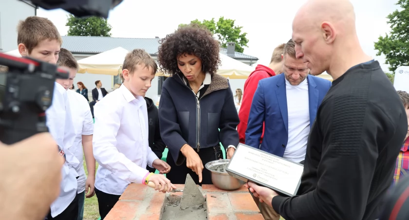 Fundacja Omeny Mensah wybuduje kompleks sportowo-artystyczny w Kiernozi (foto, film)