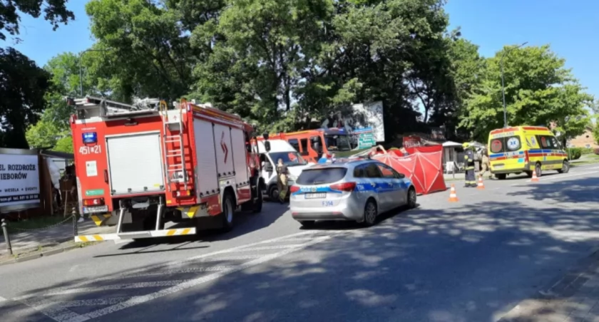 Wypadki i kolizje na drogach powiatu łowickiego. Dwie osoby w szpitalach