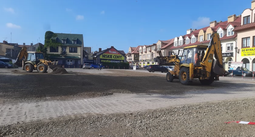 Łowicz. Parking przy ul. Koziej wyłączony z użytkowania, trwają prace (foto)