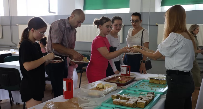Dzień Rodziny i charytatywny kiermasz ciast w SP w Błędowie (foto)