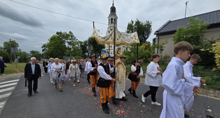 Procesja Bożego Ciała przeszła ulicami Domaniewic (foto, film)
