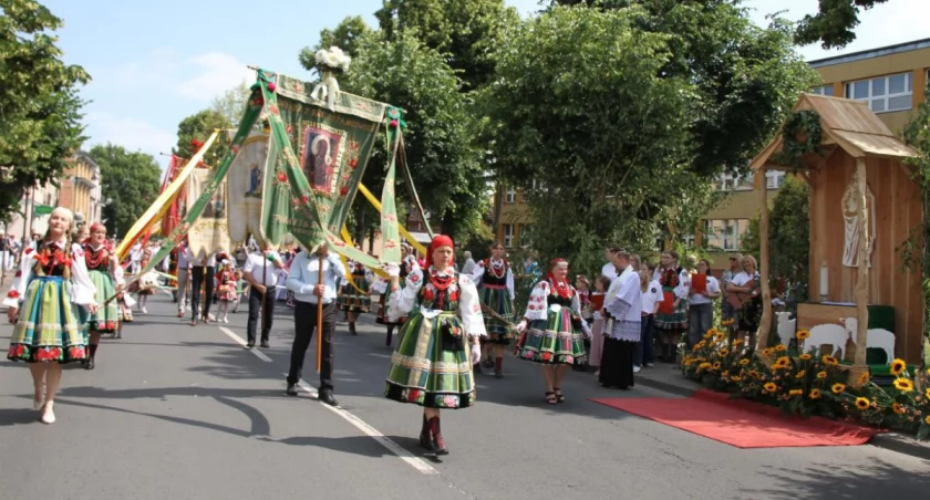 Wspólna procesja parafii Świętego Ducha i Chrystusa Dobrego Pasterza przeszła ulicami Łowicza (foto)