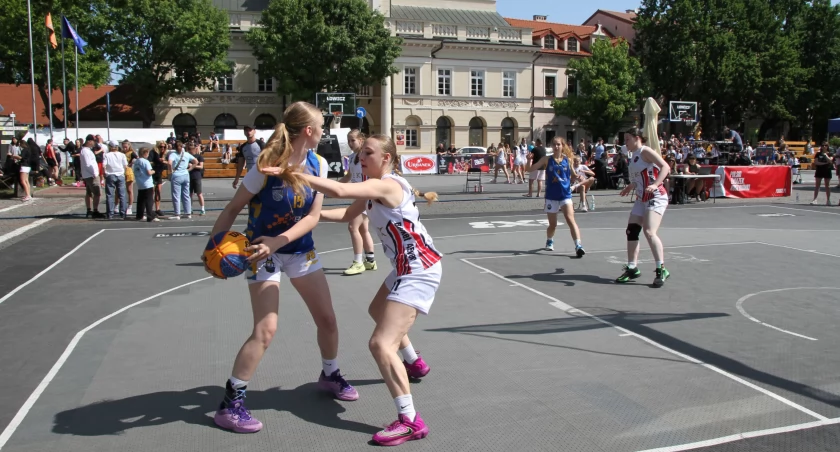 Łowicz. Trwają Młodzieżowe Mistrzostwa Polski w koszykówce 3x3 (foto, film)