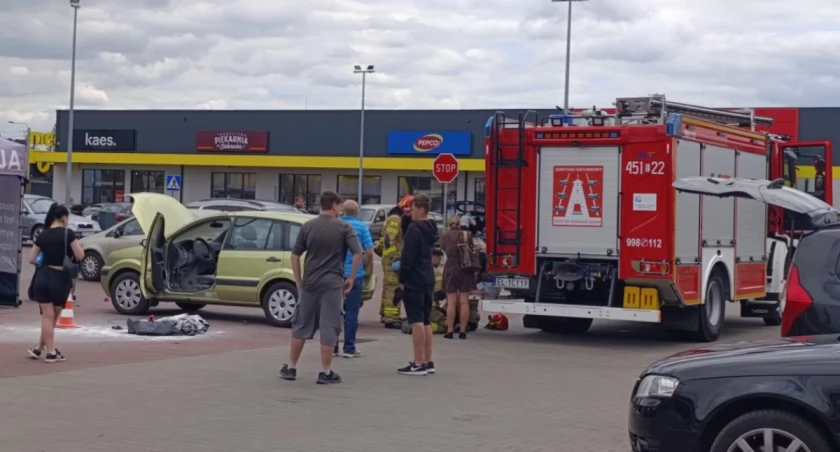Pożar samochodu na parkingu Stop Shop w Łowiczu. Jedna osoba poszkodowana (foto)
