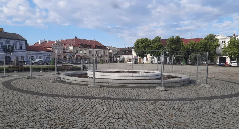 Łowicz. Ruszyły prace przy naprawie fontanny na Nowym Rynku (foto)