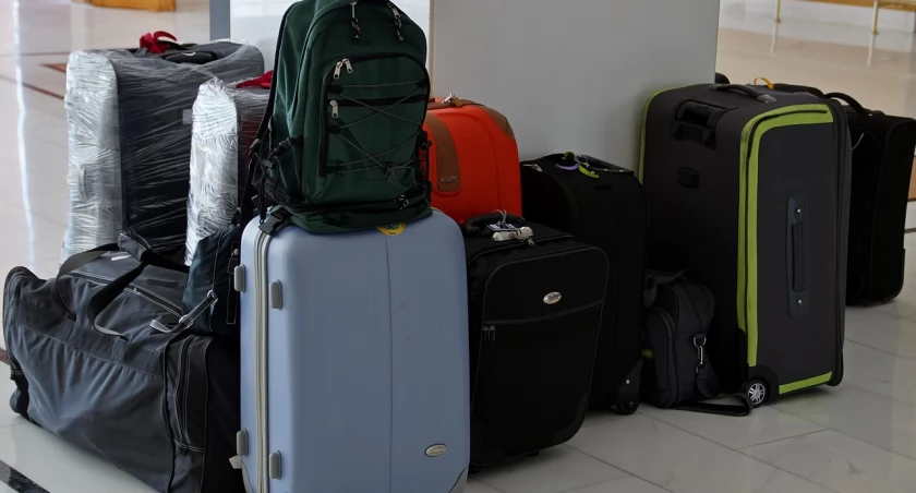 Jak spakować walizkę, by zmieścić wszystkie ubrania i przedmioty? Praktyczne triki dla pasażerów