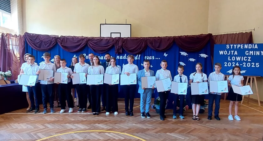 Gmina Łowicz. Wręczono stypendia dla najzdolniejszych uczniów (foto)