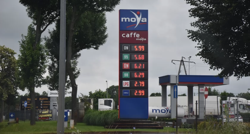 Ceny paliwa szaleją. Kierowcy wkrótce odczują to na stacjach paliw