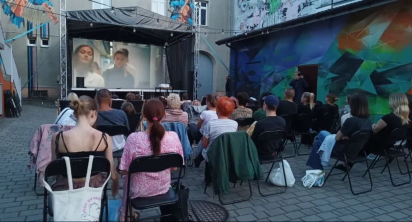 Letnie wieczory z muzyką i filmem w Łowiczu – rusza Koncertowe Kino Letnie!