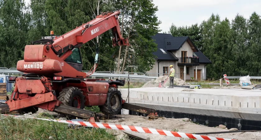 Postęp na DW704. Nowe przepusty w Nowych Grudzach i Gzince nabierają kształtów
