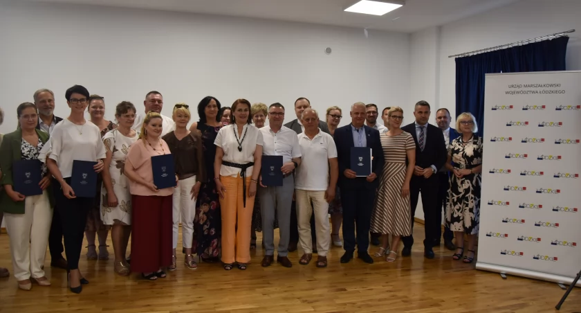 Umowy z programu „Infrastruktura sołecka” podpisane. Prawie milion złotych trafi do gmin powiatu łowickiego (foto,film)