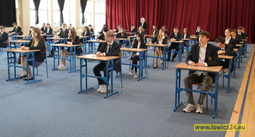 Ósmoklasiści z Łowicza z wynikami egzaminów. Kto najlepiej poradził sobie z testami?