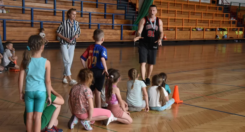 Przedszkolaki na sportowych zawodach. Olimpiada z OSiR-em na zakończenie pierwszego tygodnia wakacji (foto,film)