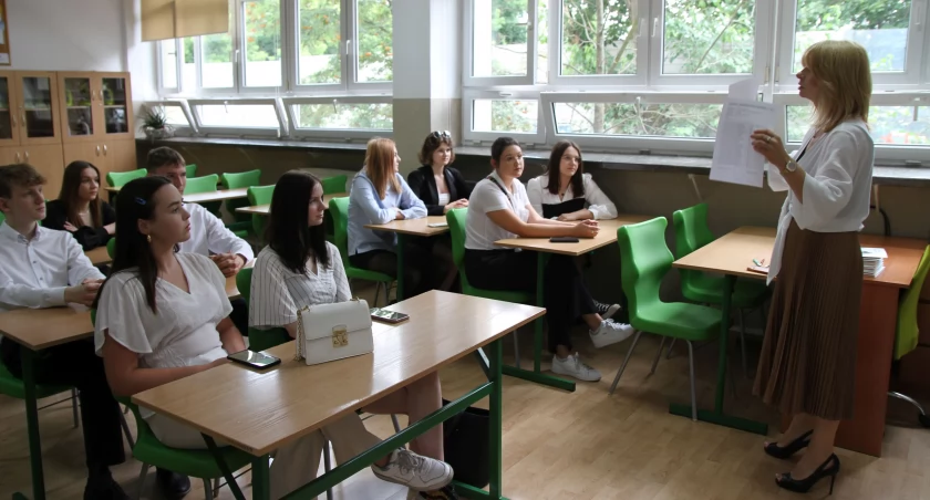 Maturzyści II LO w Łowiczu odebrali świadectwa dojrzałości (foto, film)