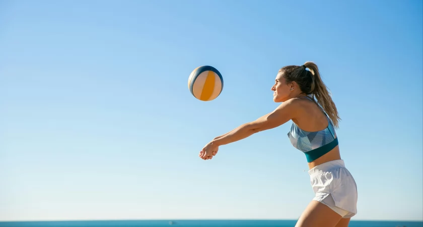 W co się ubrać na plażę? Praktyczna odzież i akcesoria do gry w siatkówkę plażową