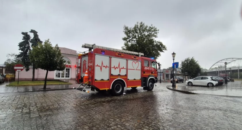 Ulewny deszcz w regionie. Szkoła w Zdunach pod wodą, zalane piwnice i skrzyżowania! 