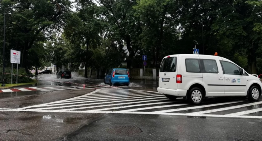 Uwaga kierowcy! Utrudnienia w Alejach Sienkiewicza! Awaria kanalizacji po ulewach