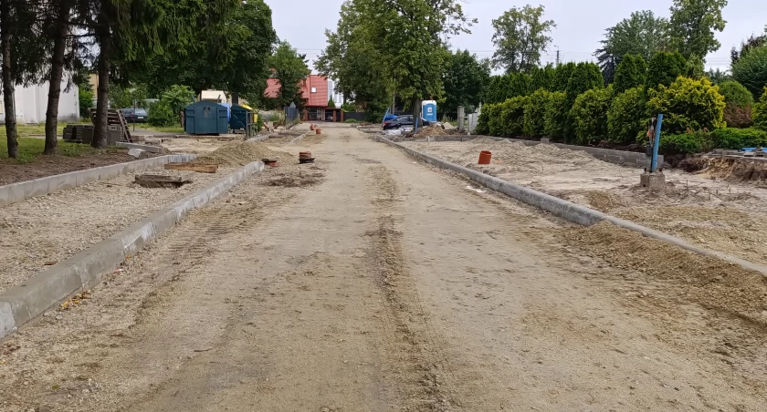 Remont drogi przy ul. Powstańców 1863 r. na półmetku. Prace przebiegają zgodnie z planem (foto)