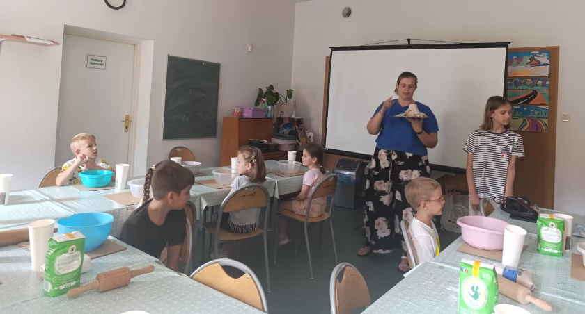 „Eksperymentalne Czwartki” wystartowały w ŁOK-u. Dzieci wywołały... wybuchy wulkanów (foto)