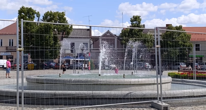Remont fontanny na finiszu. Mieszkańcy znów zobaczyli tryskającą wodę (foto,film)