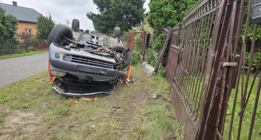  Wypadek pod Łowiczem. Citroën dachował, kobieta trafiła do szpitala! (foto)