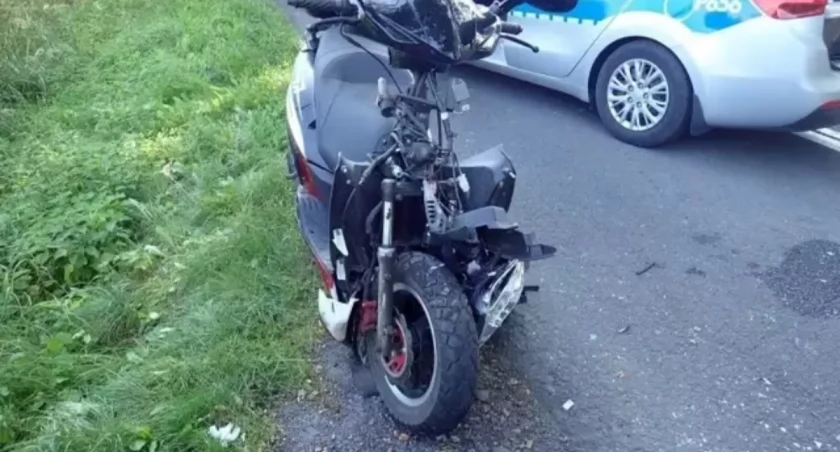 Bobrowa. Zderzenie motocykla z samochodem. Nastolatek trafił do szpitala