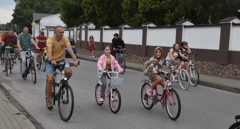 Rowerowa integracja w Kiernozi. Jubileuszowy rajd parafialny zgromadził tłumy (foto,film)