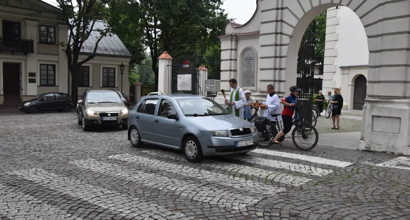 Samochody, rowery, motocykle… poświęcone! Uroczystości ku czci św. Krzysztofa w Łowiczu  (foto,film)