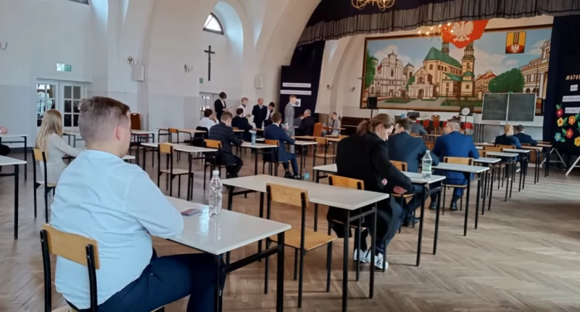 Nowy rok szkolny 2025/2026. Ważne zmiany w kalendarzu MEN. Mniej ferii, mniej religii i nowy przedmiot