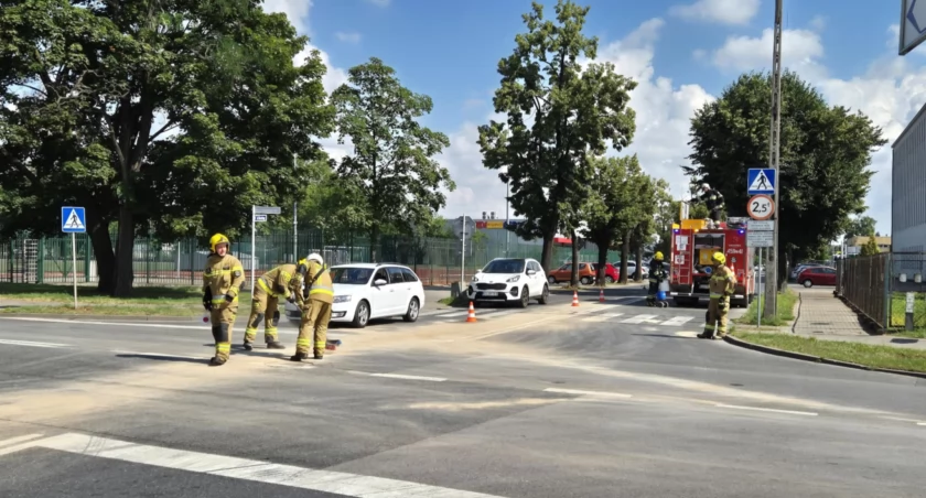 Interwencja OSP Łowicz na skrzyżowaniu Powstańców i Sikorskiego (foto)
