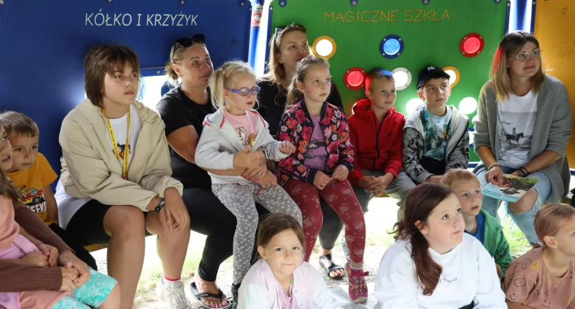 „Zaczytane wakacje” w Łowiczu. Bajkorower Krystiana Truchalskiego dotarł na Zatorze (foto)