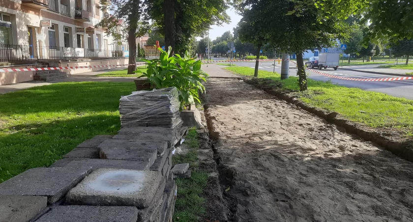 Łowicz. Wymieniają zniszczony chodnik przy ul. Jana Pawła II (foto) 