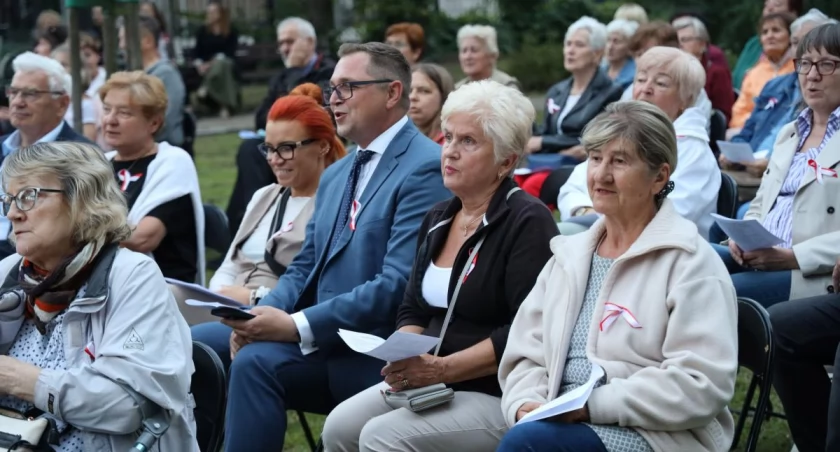 Łowiczanie śpiewali patriotyczne pieśni przy baszcie (foto, film)