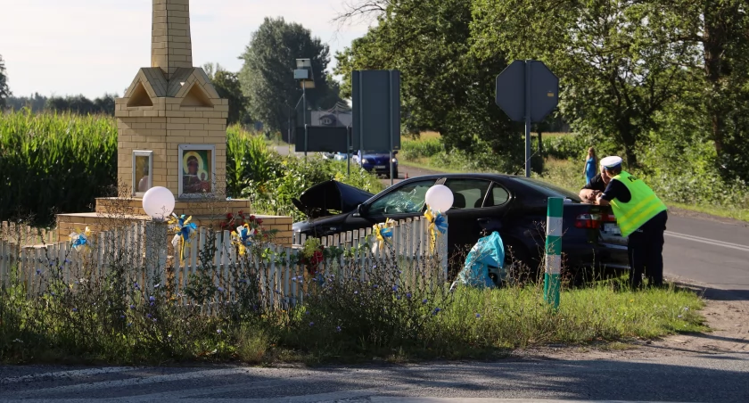  Zderzenie osobówki i ciężarówki pod Łowiczem (foto)[AKTUALIZACJA]