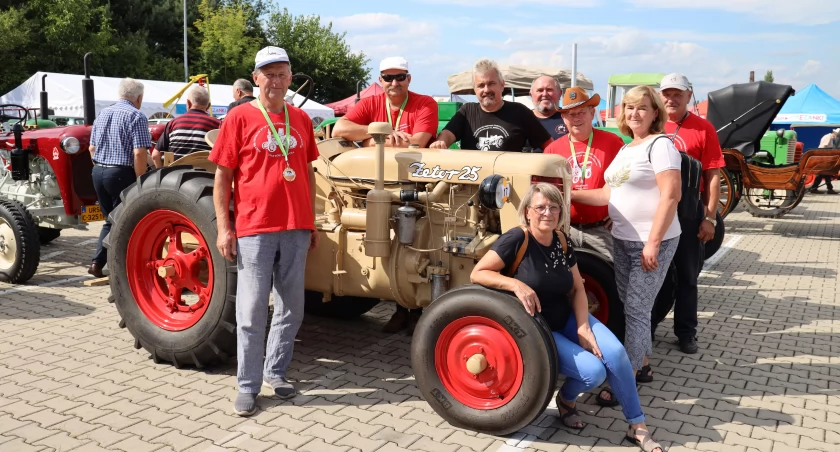 Zduńska Dąbrowa. Trwa VII Regionalny Zlot Starej Motoryzacji i Maszyn Rolniczych (foto, film)