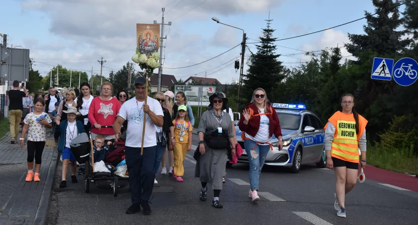 Pielgrzymi z modlitwą i nadzieją ruszyli na Jasną Górę. Jubileuszowa pielgrzymka z Łowicza rozpoczęta (foto,film)
