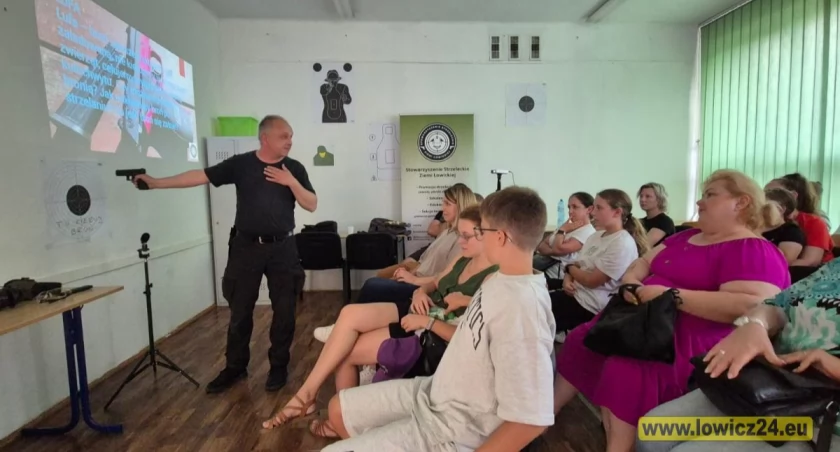 Łowicz. Panie uczyły się, jak bezpiecznie posługiwać się bronią (foto, film)