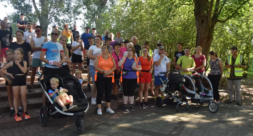Na sportowo przez lato. Sobotni poranek z parkrunem nad Bzurą (foto,film)