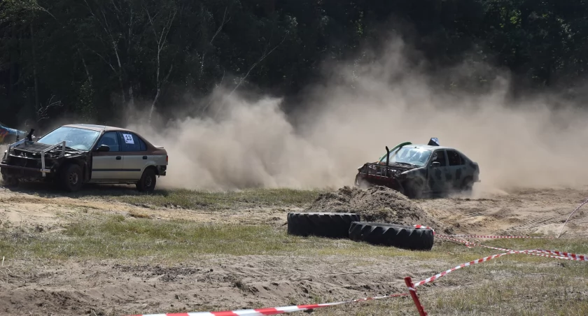 Wrak Race pełen emocji – ścigają się, tańczą i latają śmigłowcem (foto,film)